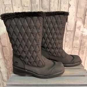 Totes Women’s Black Zip Up Fur Lined Quilted Boots - Size 7